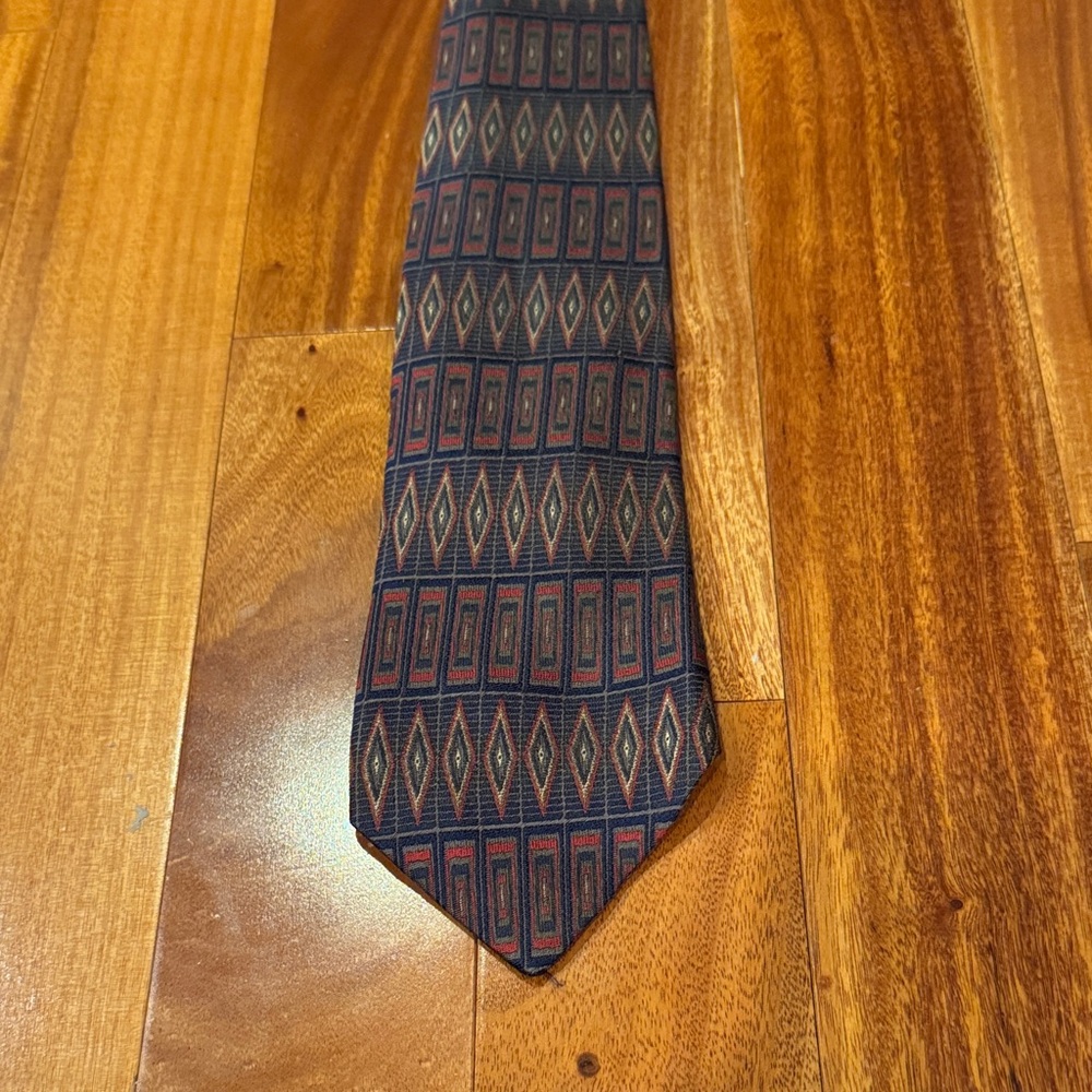 Elegant Geometric Tie - Black and Red - Perlis New Orleans